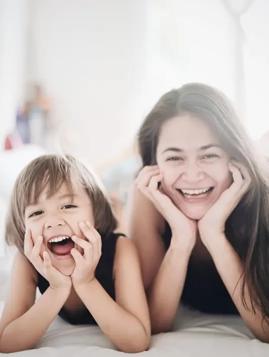 Sabai Morscheck juga kerap melakukan pemotretan bersama sang buah hati. Ini sala satu potret keduanya yang tampak begitu bahagia. Sabai dan Bjorka pun tampak berfoto dengan gaya kompak, yaitu dengan ekspresi tertawa. Tak sedikit netizen yang gemas dengan keduanya. (Liputan.com/IG/@sabaidieter)