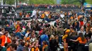 Warna nasional Belanda, oranye, mendominasi jalan dan kanal pada Hari Ulang Tahun Raja atau King's Day di Amsterdam, 27 April 2018. Pada Hari Raja, masyarakat diperbolehkan menjual berbagai barang di jalan tanpa memerlukan izin. (AP/Peter Dejong)