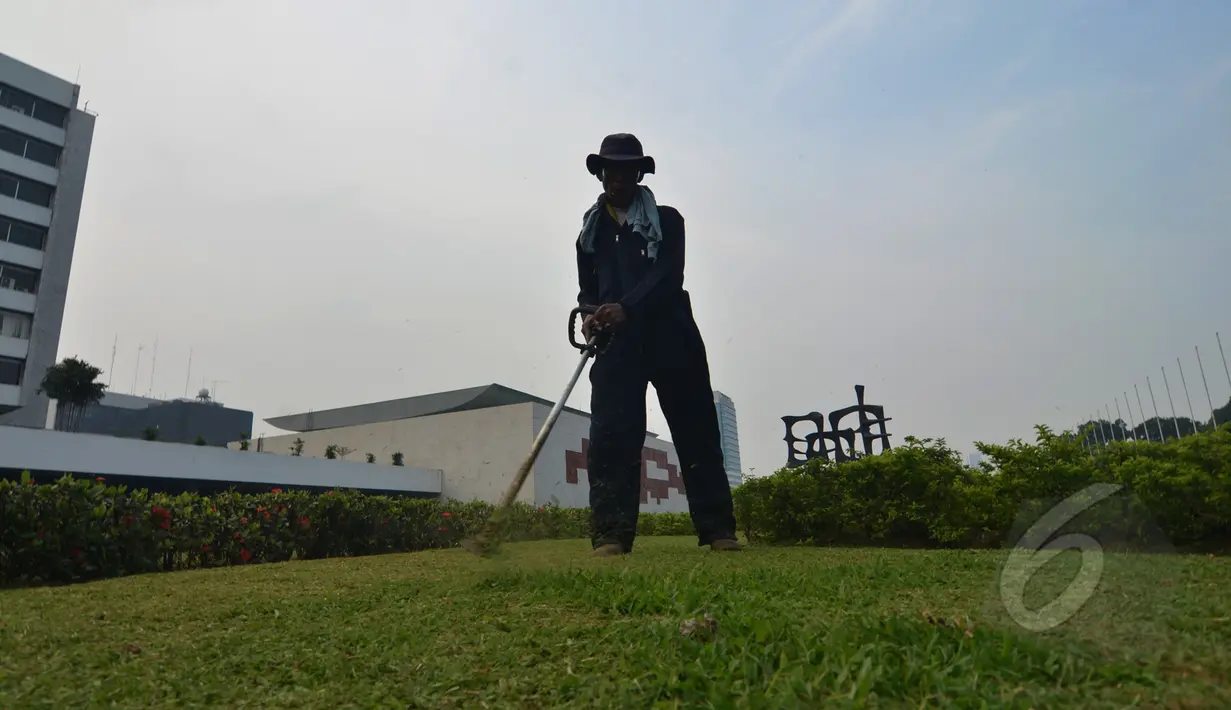 Petugas merapikan taman jelang Forum Parlemen Asia-Afrika di halaman Gedung Parlemen Senayan, Jakarta, Selasa, (21/04/2015). DPR akan menjadi tuan rumah Konferensi Parlemen Asia Afrika pada Kamis (23/04/2015). (Liputan6.com/Andrian M Tunay)