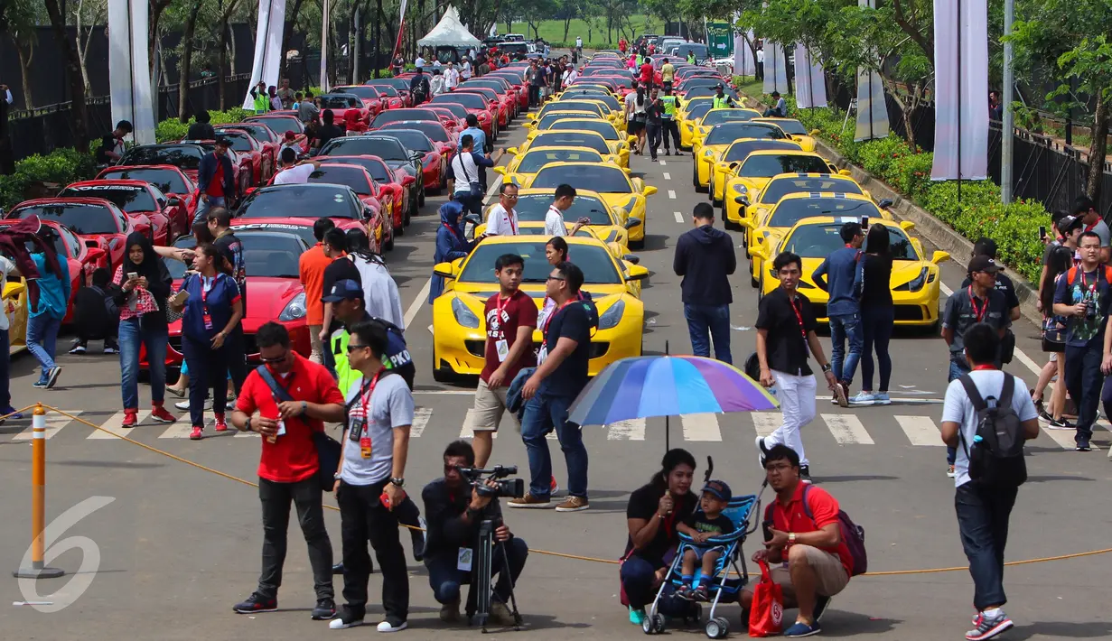 Sekitar 100 mobil Ferrari ikut dalam Ferrari Festival of Speed di BSD City, Tangerang Selatan, Minggu (23/4). Mengusung konsep dari 'Sportainment', Ferrari Festival of Speed mengombinasikan elemen hiburan dan olahraga. (Liputan6.com/Fery Pradolo)