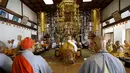 Sejumlah biksu berdoa untuk korban 1.945 bom atom di kuil Nipponzan Myohjii, Nagasaki, Jepang (8/8/2015). Pada hari minggu Jepang akan memperingati 70 tahun serangan terhadap Nagasaki. (REUTERS/Toru Hanai)