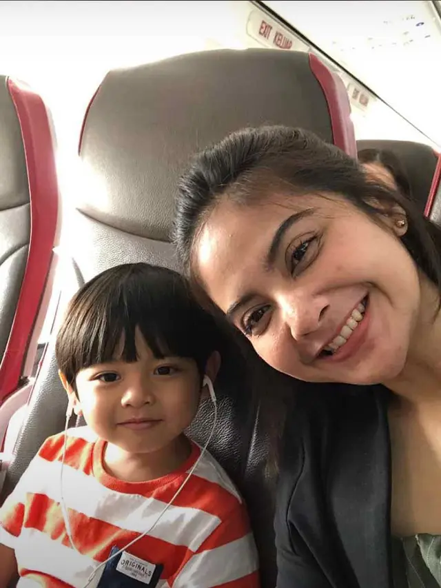 Jadi Single Mom, Ini 6 Potret Tiwi Eks T2 dan Anaknya