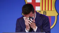 Lionel Messi menangis dalam konferensi pers perpisahannya dengan Barcelona. (AP/Joan Monfort).