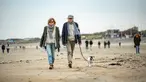 Orang-orang berjalan-jalan di pantai di Dunkirk, Prancis utara (16/5/2020). Disertai langkah-langkah pencegahan seperti menjaga jarak sosial, sejumlah pantai di Prancis utara dibuka kembali mulai Sabtu (16/5) setelah pelonggaran lockdown akibat merebaknya wabah COVID-19. (Xinhua/Sebastien Courdji)