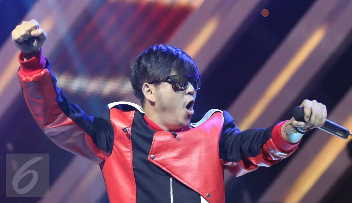 Aksi vokalis Five Minutes, Richie, di atas panggung The Biggest Concert Super Band di Studio Penta SCTV, Jakarta, Rabu (5/10). Konser kolaborasi band-band ternama Indonesia itu menampilkan penampilan yang spektakuler. (Liputan6.com/Herman Zakharia)