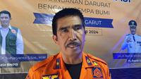 Kepala Pelaksana (Kalak) BPBD Garut, Aah Anwar Saefuloh, menyampaikan perkembangan terakhir mengenai dampak gempa bumi magnitudo 5.0. (Liputan6.com/Jayadi Supriadin)