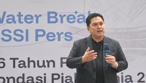 Ketua umum PSSI, Erick Thohir berbicara dalam Water Break PSSI Pers di GBK Arena Jakarta, Kamis (16/4/2026). (Bola.com/Hery Kurniawan)