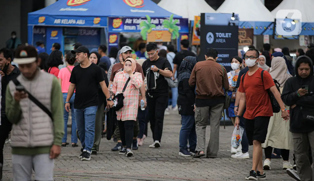 Penonton tiba untuk menyaksikan konser Sheila On 7 yang bertajuk 'Tunggu Aku di Jakarta' di kawasan JIExpo Kemayoran, Jakarta Pusat, Sabtu, (28/1/2023). Jelang penampilan grup musik Sheila On 7 dalam konser bertajuk 'Tunggu Aku di Jakarta' penonton mulai memadati kawasan tersebut. (Liputan6.com/Faizal Fanani)