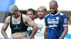 Persib Bandung mengalami kekalahan beruntun dalam dua laga terakhir BRI Liga 1 2022/2023. Teranyar, Maung Bandung takluk 0-2 saat menjamu Persik Kediri di Stadion Pakansari, Bogor, Rabu (8/3/2023) sore WIB. Dua gol Macan Putih ke gawang Persib dicetak masing-masing oleh Hamra Hehanussa dan Muhammad Khanafi. Dengan hasil ini Persib gagal memangkas jarak poin dengan PSM sebagai pemuncak klasemen sementara dengan selisih 10 poin. Persib juga rentan dikudeta posisinya dari peringkat kedua oleh Persija Jakarta yang hanya berjarak satu poin. (Bola.com/M Iqbal Ichsan)