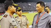 Kapolda Jateng, Irjen Pol Alex Bambang Riatmodjo (kiri) berdiskusi dengan seorang panitia pertandingan, saat jeda babak pertama final Piala Indonesia 2010 antara Arema melawan Sriwijaya FC, di Stadion Manahan, Solo, Jateng, Minggui (1/8). FOTO ANTARA/R. R