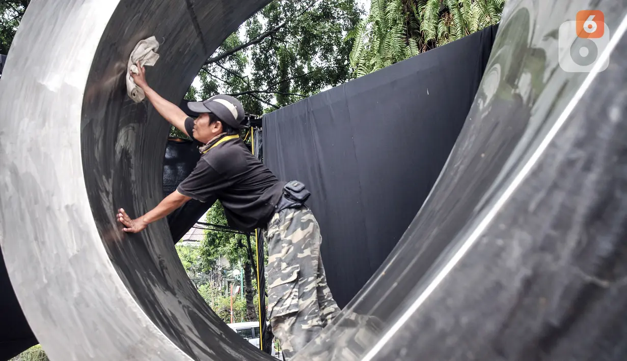 Pekerja membersihkan Monumen Tritura 66 atau juga dikenal dengan Tugu 66 yang akan segera diresmikan di Taman Menteng, Jakarta Pusat, Rabu (21/9/2022). Pemerintah Provinsi DKI Jakarta merelokasi monumen tersebut dari Jalan HR Rasuna Said karena terkena proyek LRT Jabodebek sekaligus memperingati 56 tahun Peristiwa Tritura. (merdeka.com/Iqbal S. Nugroho)