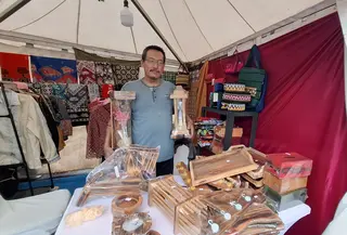 Iyan (46), pengrajin gantungan kunci hingga lampu dekoratif (Ardhi Munthe/Liputan6.com)