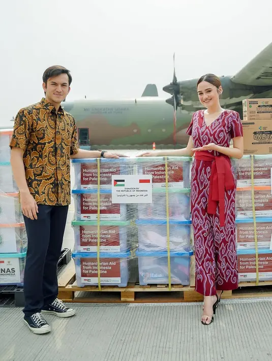 <p>Keduanya tampil serasi dalam balutan batik. Syifa Hadju dengan jumpsuit batik motif megamendung warna pink-nya. [@syifahadju]</p>