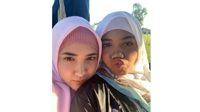 5 Potret Zsa Zsa 'Si Cemong' Pakai Hijab, Dipuji Netizen Cantik