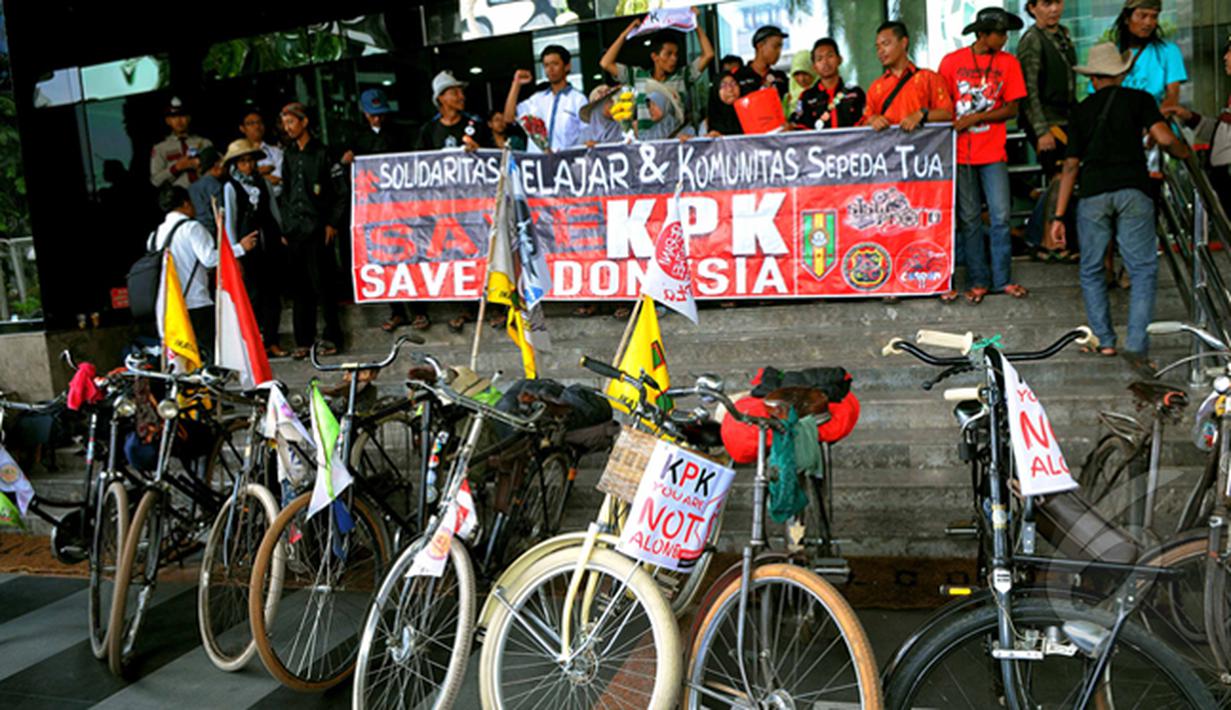 Komunitas sepeda ontel dan solidaritas pelajar yang berasal dari berbagai daerah di Jawa Tengah dan Jawa Timur melakukan aksi mendukung Komisi Pemberantasan Korupsi (KPK) Jakarta, Senin (16/02/15). (Liputan6.com/Faisal R Syam)