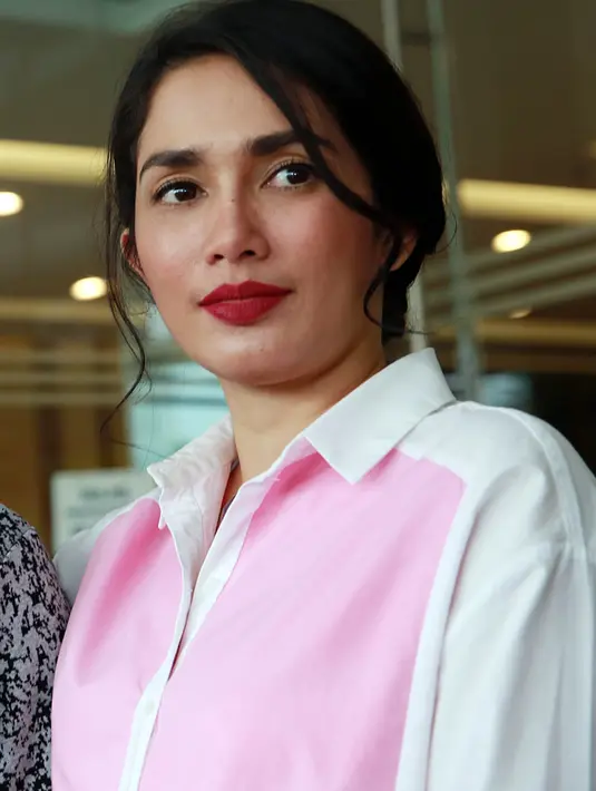 Kedua pasangan ini menyambut gembira dengan kehamilan anak keempatnya. Kini, usia kandungan Ussy telah masuk bulan ke 3. Begitu juga dengan anak-anak sebelumnya. (Deki Prayoga/Bintang.com)