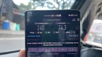 Pengujian kecepatan internet 5G Telkomsel di berbagai titik di Bali, dari Kuta hingga Canggu menggunakan aplikasi Speedtest by Ookla memperlihatkan kecepatan tinggi dan membuat streaming hingga video call lancar tanpa buffering (Liputan6.com/ Agustin Setyo Wardani).