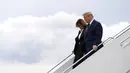 Presiden Donald Trump dan ibu negara Melania Trump tiba di Bandara Internasional Cleveland Hopkins untuk debat presiden pertama di Cleveland, Selasa, 29 September 2020. (AP Photo / Evan Vucci)