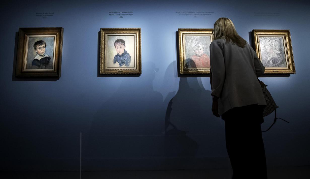 Seorang waninta melihat lukisan karya Claude Monet yang dipamerkan dalam pameran 'Monet. Capolavori dal Musee Marmottan' di Roma, Italia (18/10). Monet, lahir di Paris pada 14 November 1840. (Angelo Carconi / ANSA via AP)