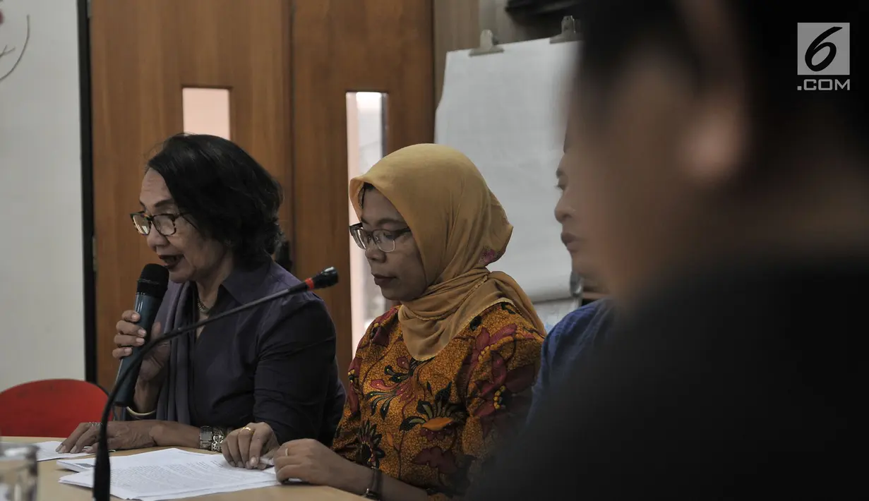 Komisioner Komnas Perempuan Magdalena Sitorus (kiri) memberi keterangan di Kantor Komnas Perempuan, Jakarta, Senin (21/5). Sebelumnya telah terjadi penyerangan dan pengusiran terhadap 7 kepala keluarga di Lombok Timur. (Merdeka.com/Iqbal S Nugroho)