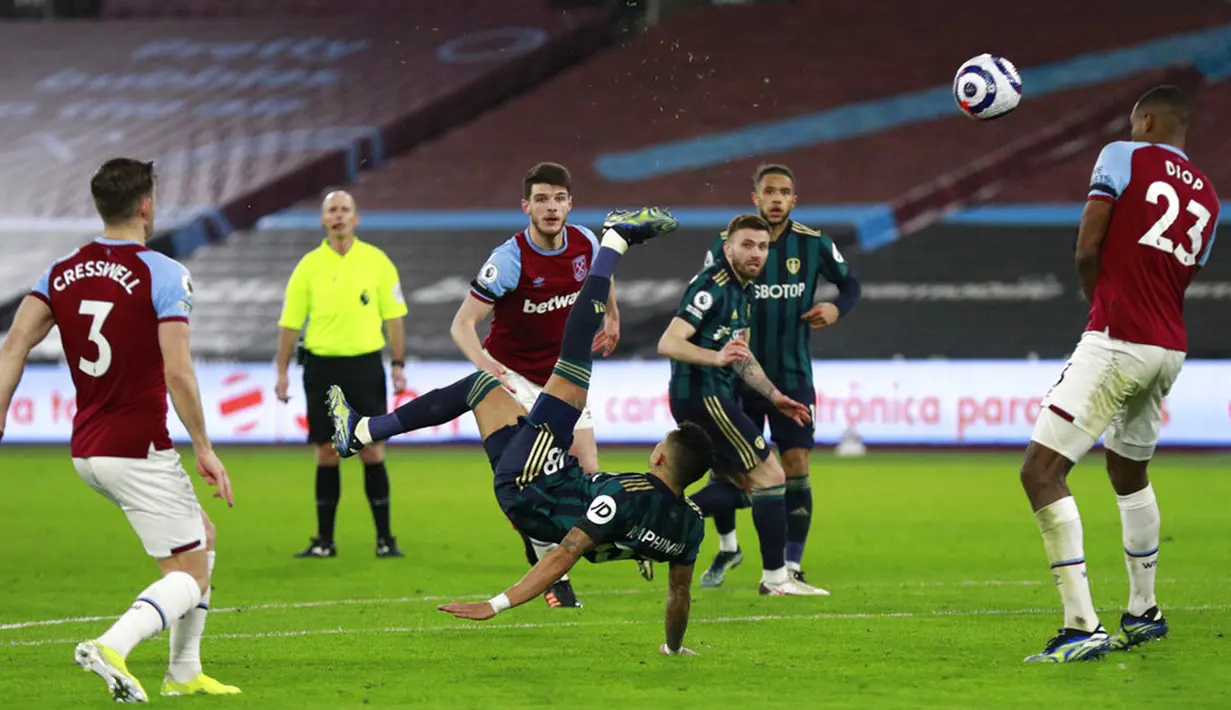 Pemain Leeds United Raphinha (tengah) mencoba melepaskan tembakan ke gawang West Ham United pada pertandingan Liga Inggris di Stadion London, London, Inggris, Senin (8/3/2021). West Ham United menang 2-0. (Ian Walton, Pool)