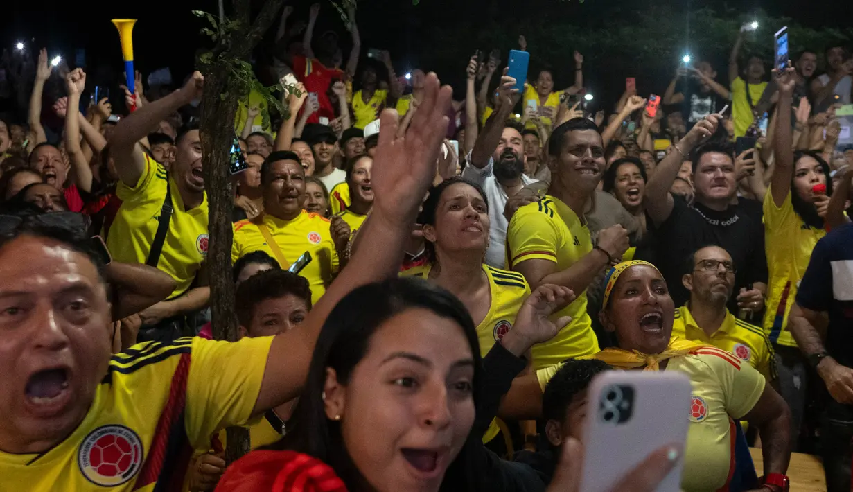 10 pemain Kolombia berhasil meredam permainan agresif Uruguay. (JOAQUIN SARMIENTO/AFP)