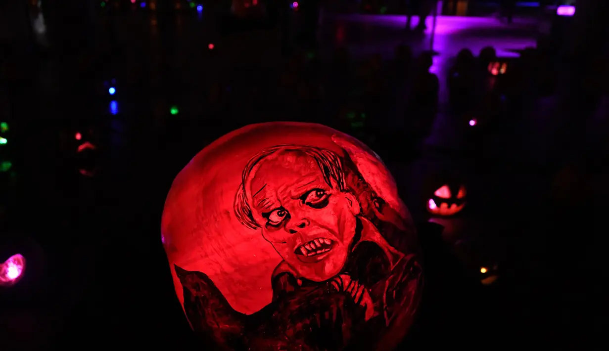 Salah satu kreasi labu yang diukir bergambar wajah seram dalam perayaan Malam Haloween di Los Angeles, California (16/10). Perayaan ini juga dikenal dengan sebutan Allhalloween, All Hallows' Eve, atau All Saints' Eve. (AFP/Mark Ralston)