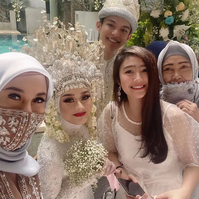 Gaya Seleb di Pernikahan Dinda Hauw dan Rey Mbayang
