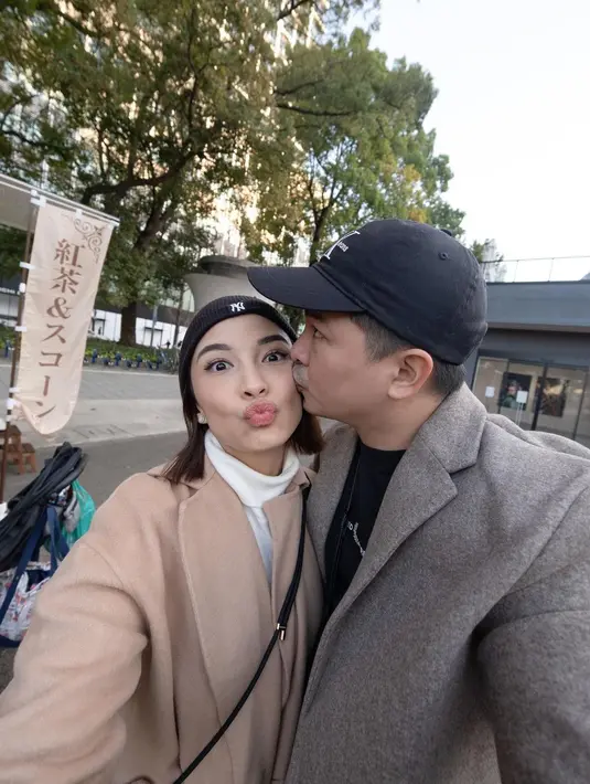 Tak kalah mesra, Chelsea Olivia dan Glenn Alinskie terlihat bucin dengan busana earth tone [@glennalinskie]