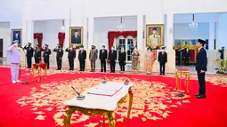 Panglima TNI Laksamana TNI Yudo Margono (kiri) memberi hormat kepada Presiden Joko Widodo atau Jokowi (kanan) saat acara pelantikan di Istana Negara, Jakarta, Senin (19/12/2022). Presiden Jokowi melantik Laksamana TNI Yudo Margono sebagai Panglima TNI menggantikan Jenderal TNI Andika Perkasa. (Foto: Laily Rachev - Biro Pers Sekretariat Presiden)