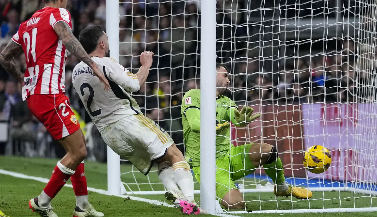 Pemain Real Madrid, Dani Carvajal (tengah) mencetak gol kemenangan timnya ke gawang Almeria pada laga lanjutan Liga Spanyol 2023/2024 di Santiago Bernabeu, Madrid, Spanyol, Senin (22/01/2024) dini hari WIB. (AP Photo/Manu Fernandez)