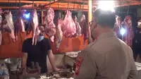 Pedagang sapi di Pasar Baru Cikarang, Cikarang Utara, Kabupaten Bekasi, Jawa Barat.