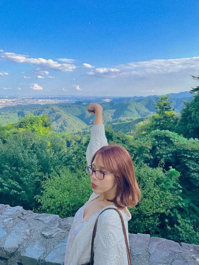 Dreamy Honeymoon di Negeri Sakura, 6 Potret Gaya Vintage Puitis Nadin Amizah di Jepang