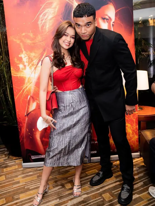 Hadiri gala premiere sang kekasih, Rebecca dan Fadly tampil serasi serba merah. Rebecca mengenakan corset top merah dipadu rok midi abu-abu, sementara kakak Fuji tampil dengan setelan jas hitam di atas kemeja merah. @rklopperr/@fadlyfsl_.