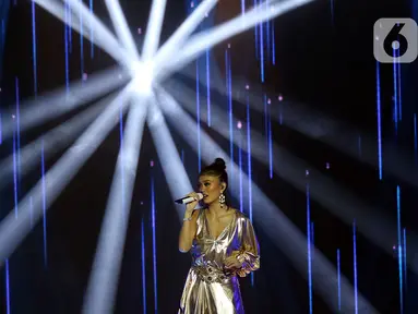 Agnes Monica alias Agnez Mo tampil dalam "Christmas Concert The Greatest Love" di Studio 6 Emtek City, Daan Mogot, Jakarta, Kamis (19/12/2019). Selain Agnez Mo, beberapa penyanyi ternama di Indonesia juga mengisi acara tersebut antara lain, Delon, Joy Tobing, Judika dan Nikita . (Liputan6.com/Johan