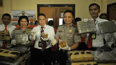Polres Metro Jakarta Selatan mengamankan enam orang tersangka dari tiga kasus berbeda dengan barang bukti 200 kg ganja, 1000 butir ekstasi, 9,4 kg sabu, serta tiga kotak kue cookies mengandung ganja, Senin (27/4/2015). (Liputan6.com/Johan Tallo)