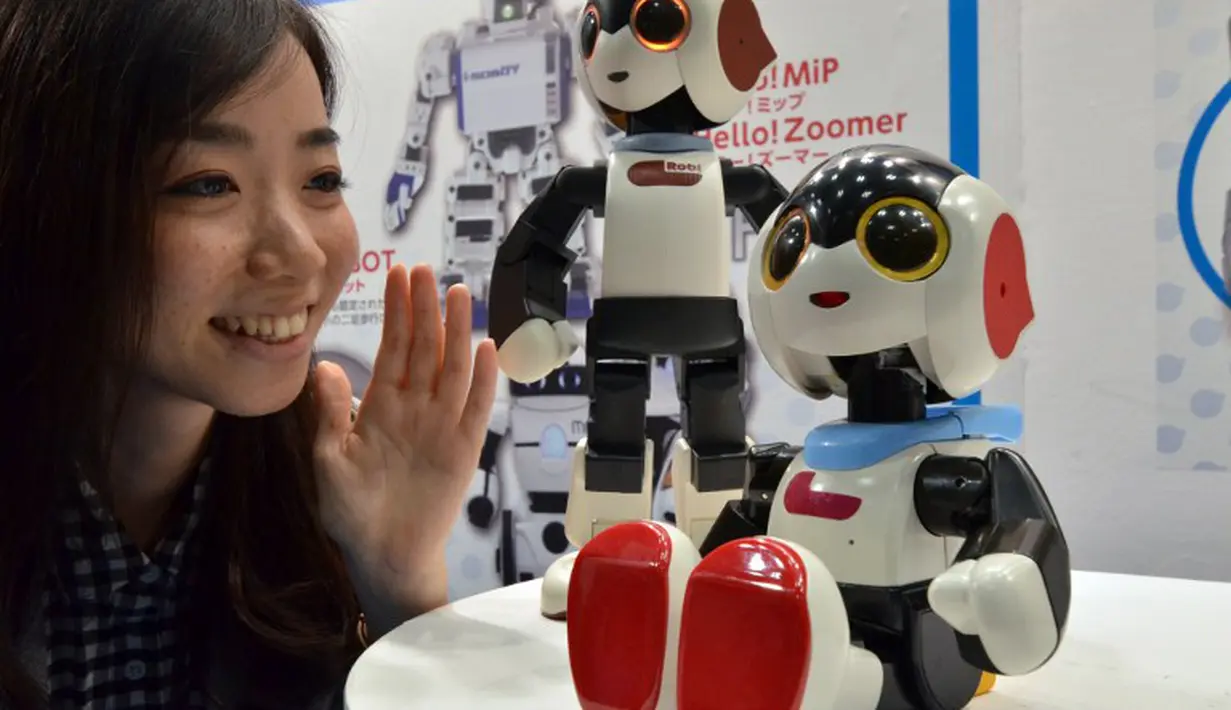 Sebuah robot humanoid "Robi jr." yang dapat berbicara beberapa 1.000 frase di Japan Robot Week 2014, Tokyo, Rabu (15/10/2014) (AFP PHOTO/Yoshikazu Tsuno)