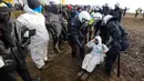 Polisi berbicara dengan seorang pengunjuk rasa untuk membersihkan jalan di Desa Luetzerath dekat Erkelenz, Jerman, 10 Januari 2023. Pengadilan Jerman menolak upaya terakhir para aktivis iklim untuk tinggal di desa yang ditinggalkan untuk perluasan tambang batu bara sehingga menjadi medan pertempuran antara pemerintah dan pencinta lingkungan. (AP Photo/Michael Probst)
