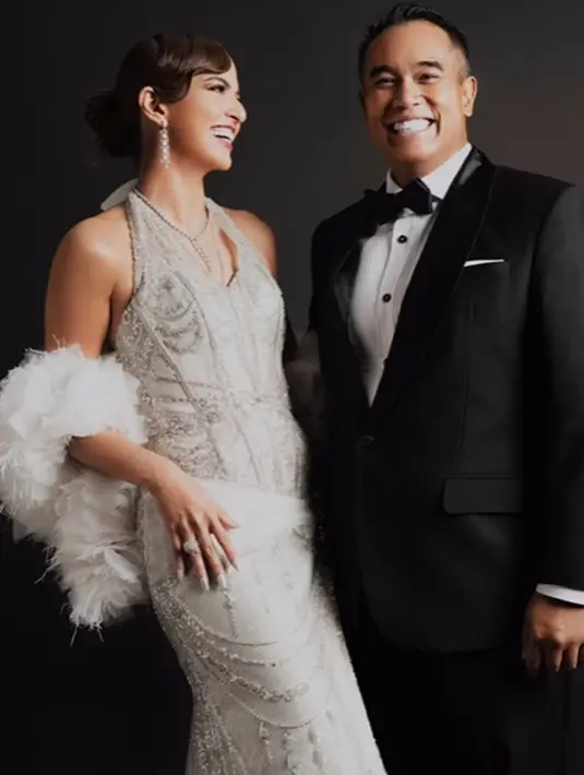 Sedangkan sang suami Ardi Bakrie tampil memukau dalam balutan setelan jas dan celana panjang hitam. Ardi memadukan penampilannya dengan kemeja putih dan dasi kupu-kupu hitam. [Foto: Instagram/coutier_the]