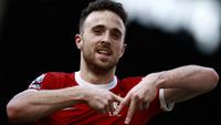 Pemain Liverpool asal Portugal #20, Diogo Jota, merayakan gol ketiga timnya selama pertandingan Liga Primer Inggris antara Fulham dan Liverpool di Craven Cottage di London pada 21 April 2024. Striker Liverpool Diogo Jota meninggal bersama saudaranya pada 3 Juli 2025 dini hari dalam sebuah kecelakaan lalu lintas di barat laut Spanyol, kata Garda Sipil Spanyol. (BENJAMIN CREMEL/AFP)