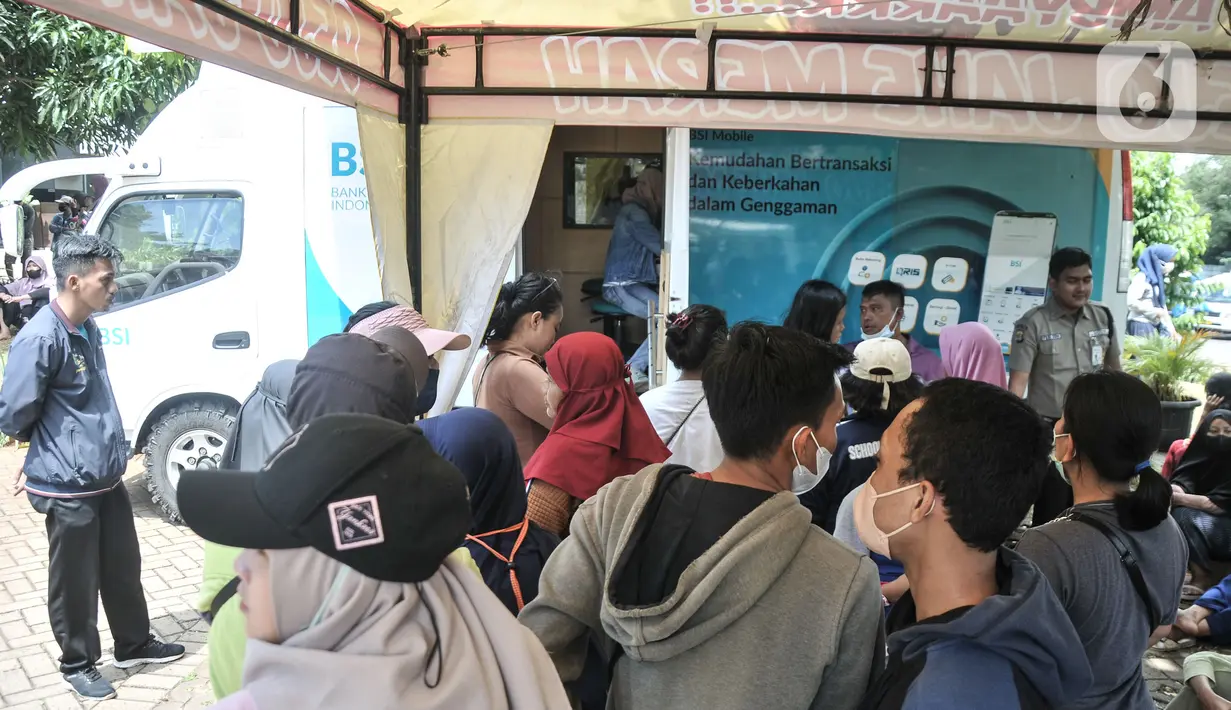 Bank Indonesia (BI) memberikan layanan paket penukaran uang kepada masyarakat sebesar Rp48,2 Triliun yang terbagi di 599 titik khusus Jabodetabek.  (merdeka.com/Iqbal S. Nugroho)