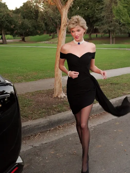 Model sekaligus aktris cantik Elsa Hosk bikin geger warganet akan penampilan terbarunya. Dalam unggah terbarunya di Instagram, Elsa Hosk memamerkan kostum Halloween tahun ini. Elsa Hosk memilih untuk cosplay jadi Putri Diana sebagai kostum Halloween-nya. Ia meniru gaya Putri Diana yang kenakan Revenge Dress pasca perselingkuhan Pangeran Charles dan Camilla Bowles. [@hoskelsa].