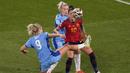 Gelandang Timnas Wanita Spanyol, Jennifer Hermoso (tengah) berebut bola dengan striker Timnas Wanita Inggris (depan) pada laga final Piala Dunia Wanita 2023 di Australia Stadium, Sydney (20/8/2023). (AP Photo/Mark Baker)