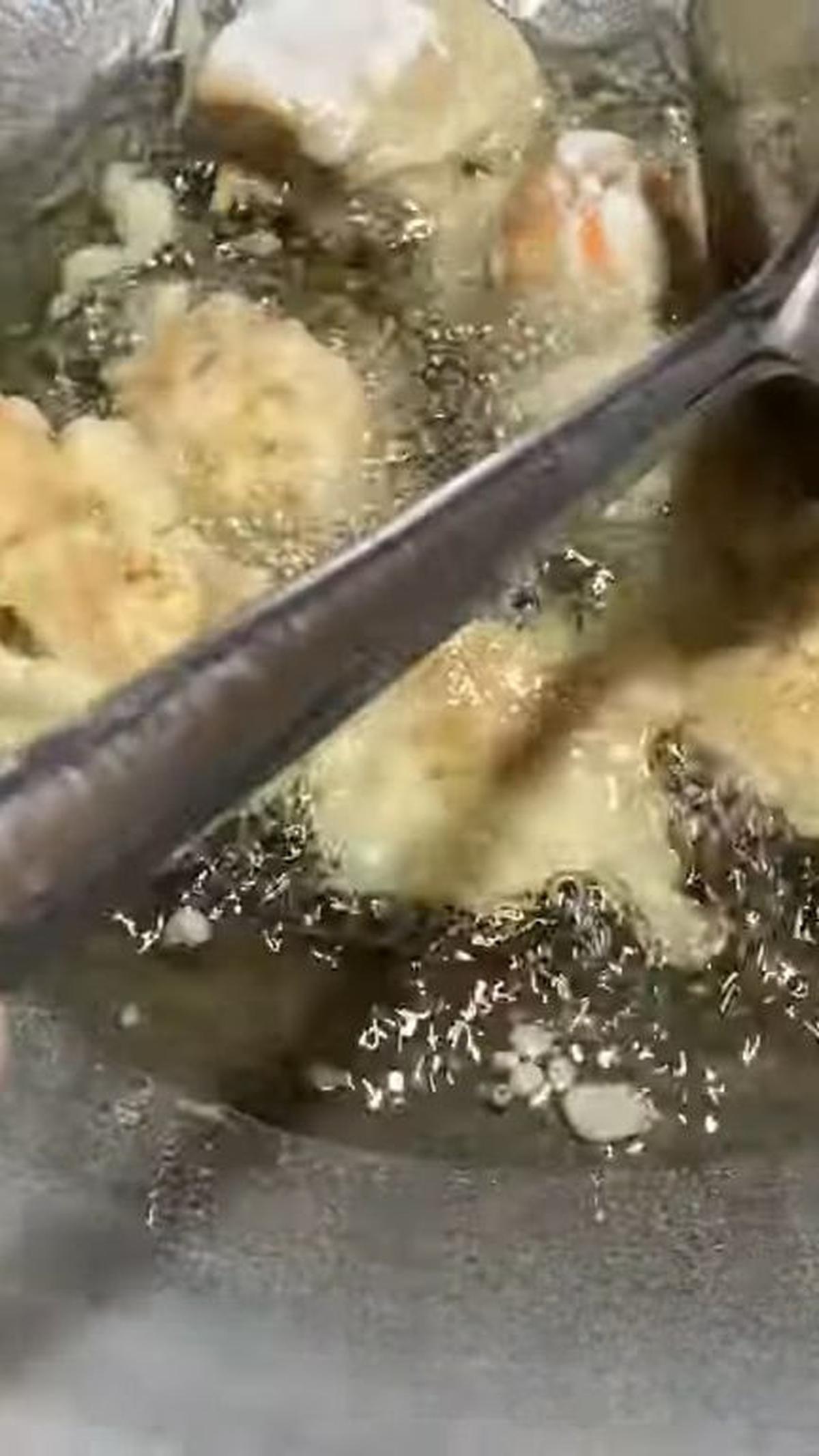 Lapisi Tahu dengan Adonan lalu Goreng