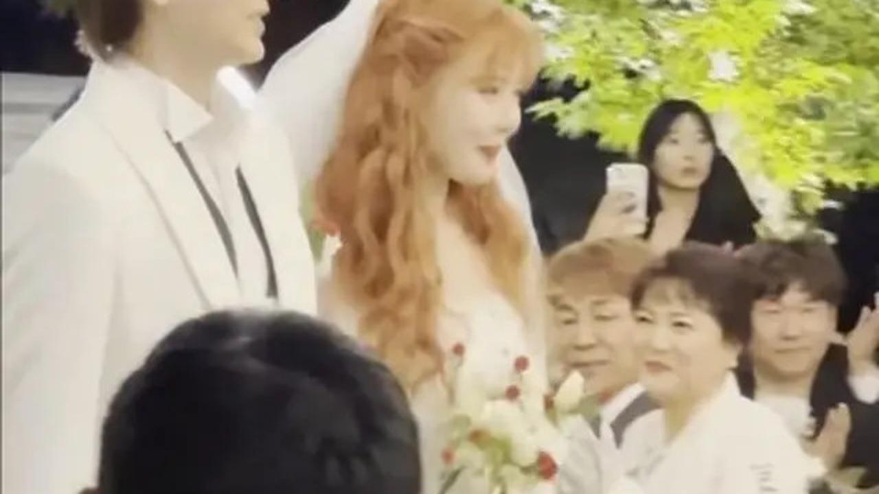 6 Potret Pernikahan HyunA dan Yong Jun Hyung, Senyumnya Merekah Saat Bertukar Janji Setia