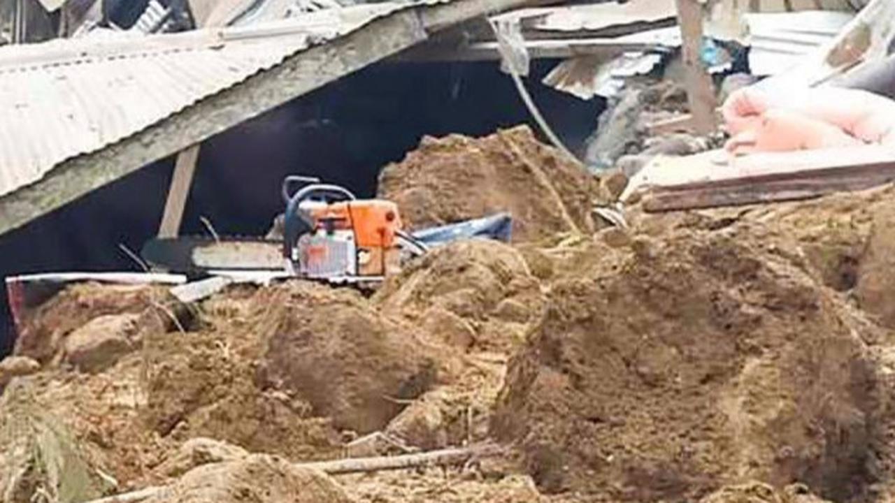 Selain merusak rumah-rumah penduduk, bencana tanah longsor juga dilaporkan telah menimbun dua bus. Foto: AFP / Handout<br>