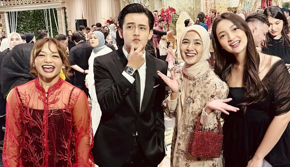 Dalam momen bahagia, Salshabilla mengundang teman-temannya untuk menghadiri acara resepsi pernikahannya. Salah satunya dibagikan oleh Randy Martin. Sebagai tamu undangan, Randy tampil tampan dengan setelan jas. Ia juga bertemu kawan yang sama-sama dikenal sejak kecil. Ada Amel Carla, Cut Syifa, hingga Megan Domani. (Liputan6.com/IG/@randymartinnn)