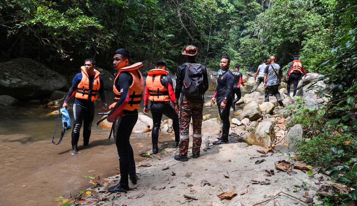 Penyelam ikut serta dalam operasi pencarian gadis disabilitas asal Irlandia Nora Anne Quoirin yang hilang dari sebuah resor hutan hujan di Seremban, Malaysia, Rabu (7/8/2019). Gadis remaja berusia 15 tahun itu dilaporkan hilang sejak 4 Agustus 2019. (Mohd Rasfan/AFP)