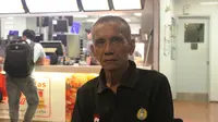 Yudo Hadianto, kiper legendaris Persija Jakarta yang kini berusia 74 tahun dan masih aktif melatih pemain usia dini. (Bola.com/Wiwig Prayugi)
