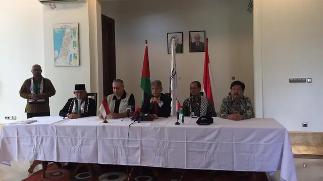 Duta Besar Palestina Zuhair Al Shun bersama tim dari Palestinian International Coorperation Agency (PICA) saat melihat bantuan untuk korban gempa Sulteng (Liputan.com/Teddy Tri Setio Berty)